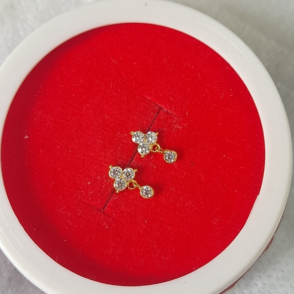 Beautiful new small earrings - Picture 2 of 5